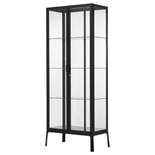Gabinete IKEA Milsbo Tall con puertas de vidrio, blanco y vacío.